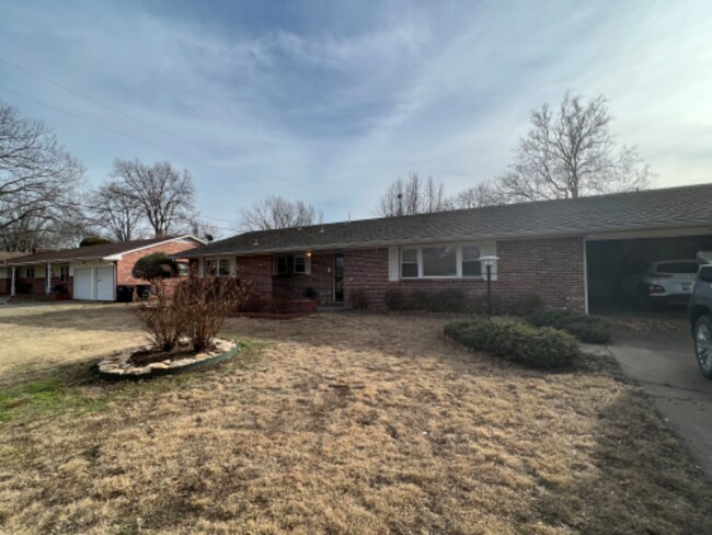 Building Photo - 2023 Meadow Ln Pl