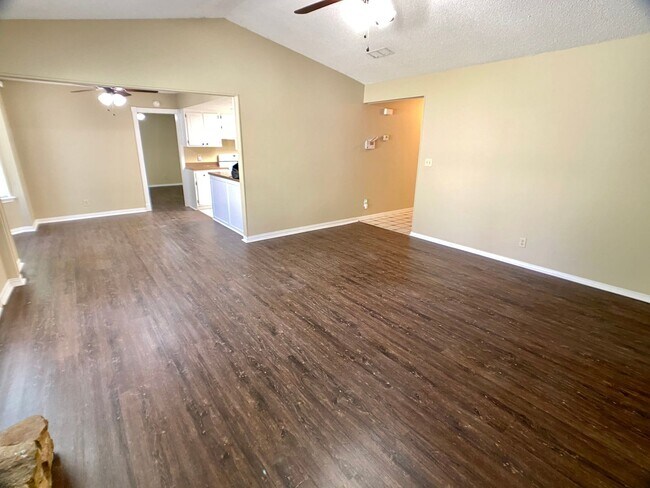 Building Photo - 4 Bedroom House, Jenks Schools, Vinyl Plan...