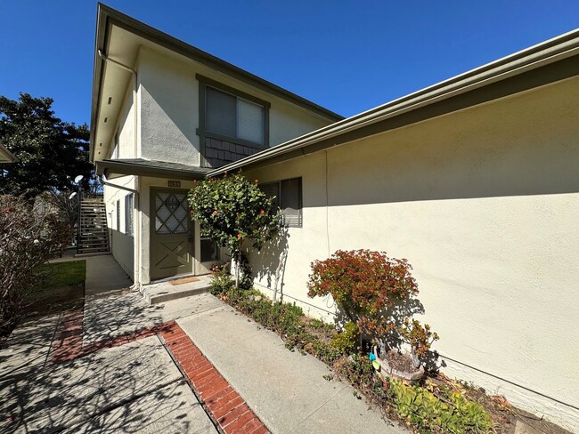 Foto del edificio - Remodeled McKeon Townhome