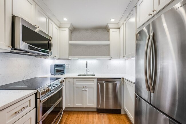 Building Photo - 221 W Canton St