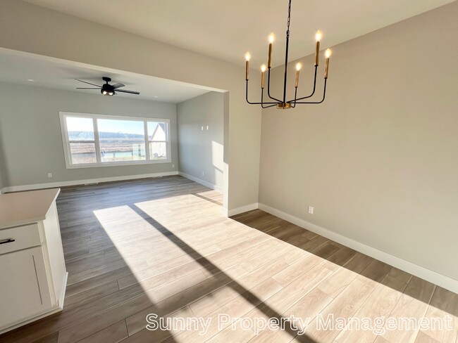 Building Photo - 4836 Romaine Rd