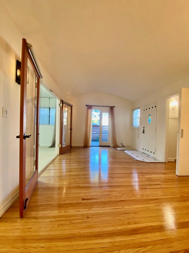 Living room - 8266 Waring Ave