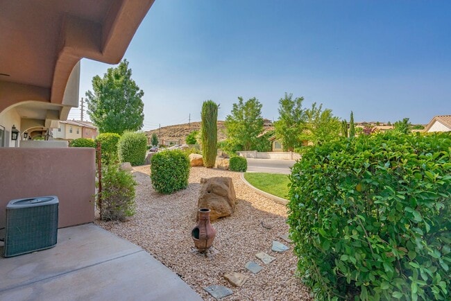 Building Photo - 3 Bedroom & 2.5 bathroom - Dog Friendly pr...