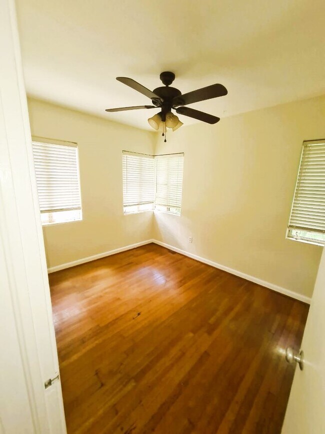 Foto del edificio - Spacious 2 bed 1 bath in Beautiful Park Lake /Higland neighborhood