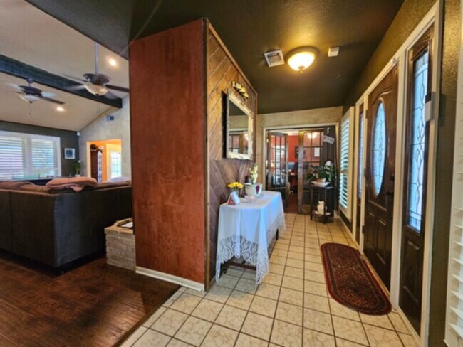 Building Photo - 3BR, 2FB