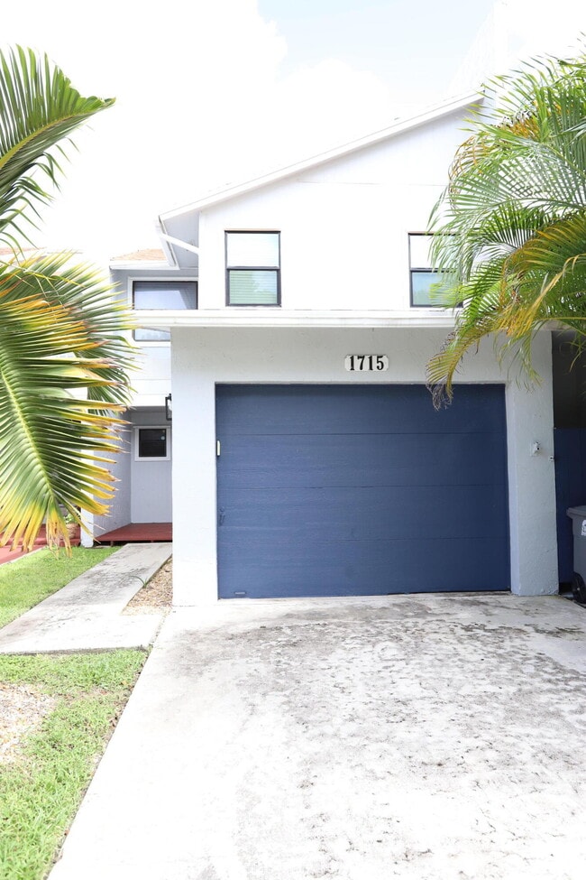Building Photo - 1715 Woodbridge Lakes Cir