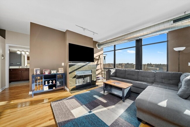 Building Photo - 1001 W 15th St