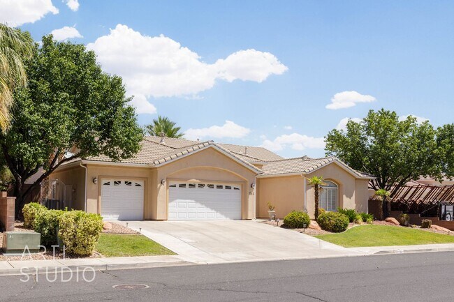 Foto del edificio - Stunning 3-Bedroom Home with Private Backy...
