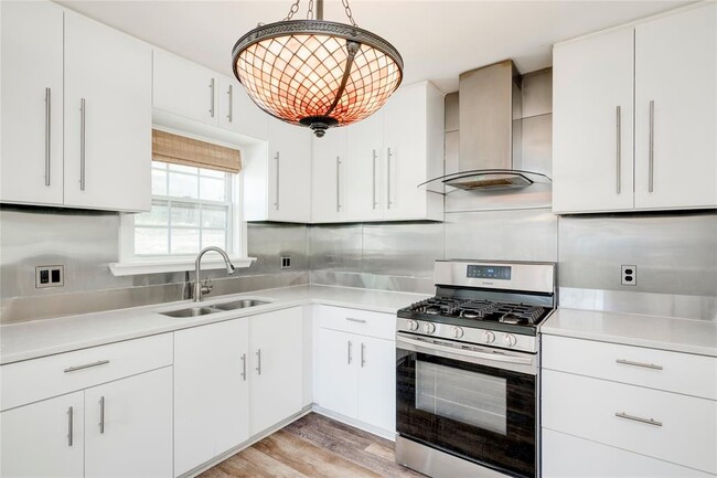 Building Photo - 2903 S 5th St