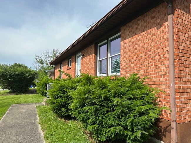 Building Photo - 3369 Holwyn Rd