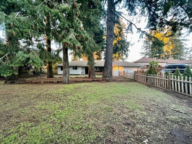 Classic 3 Bedroom 1.5 Bathroom Ranch House in Beaverton!! Great Yard! Cedar Hills~Cedar Mill Nort... - Classic 3 Bedroom 1.5 Bathroom Ranch House in Beaverton!! Great Yard! Cedar Hills~Cedar Mill Nort...