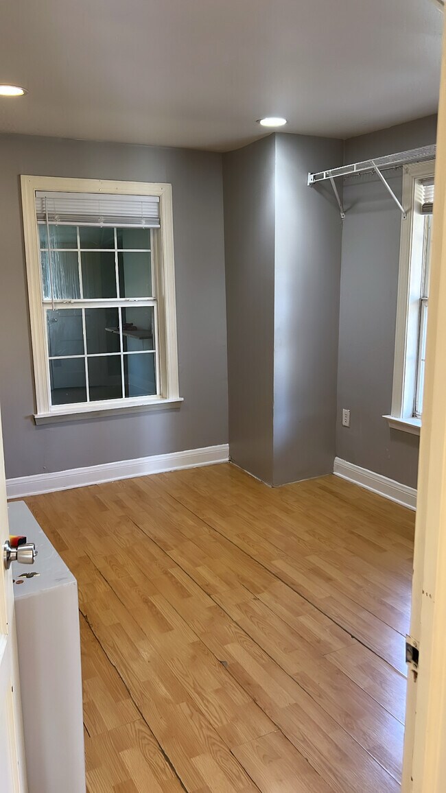 Building Photo - 502 Vena Stuart Dr