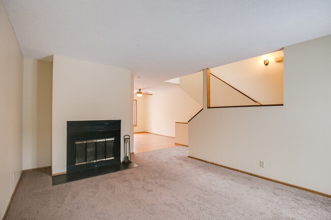 Building Photo - Gorgeous Three Bedroom Available 8/5/25!
