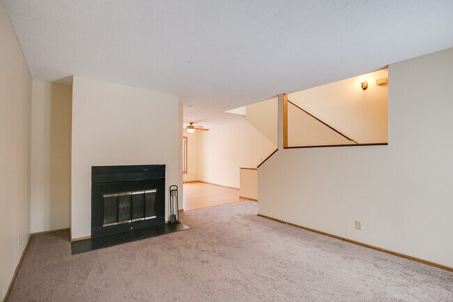 Foto del edificio - Gorgeous Three Bedroom Available 8/5/25!