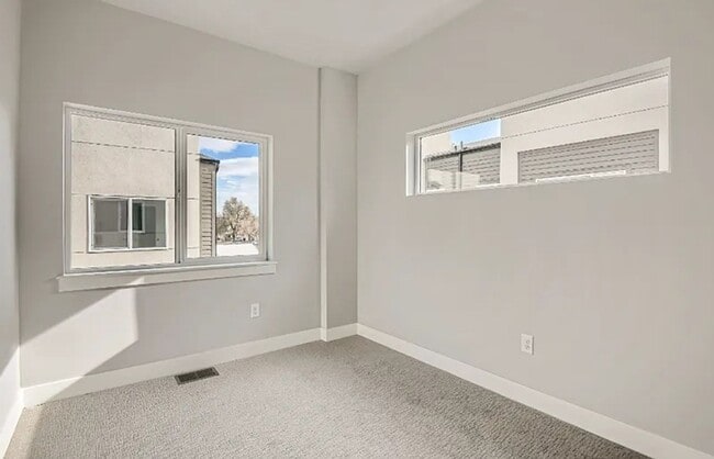 Building Photo - Newer Build 2 Bed 2.5 Bath Townhome for Rent!