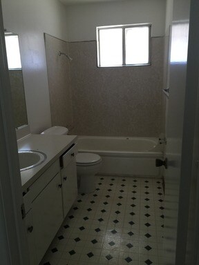 Building Photo - 905 Castlewood Dr