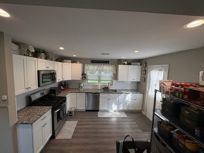 Open concept kitchen - 2609 Armstrong Ave