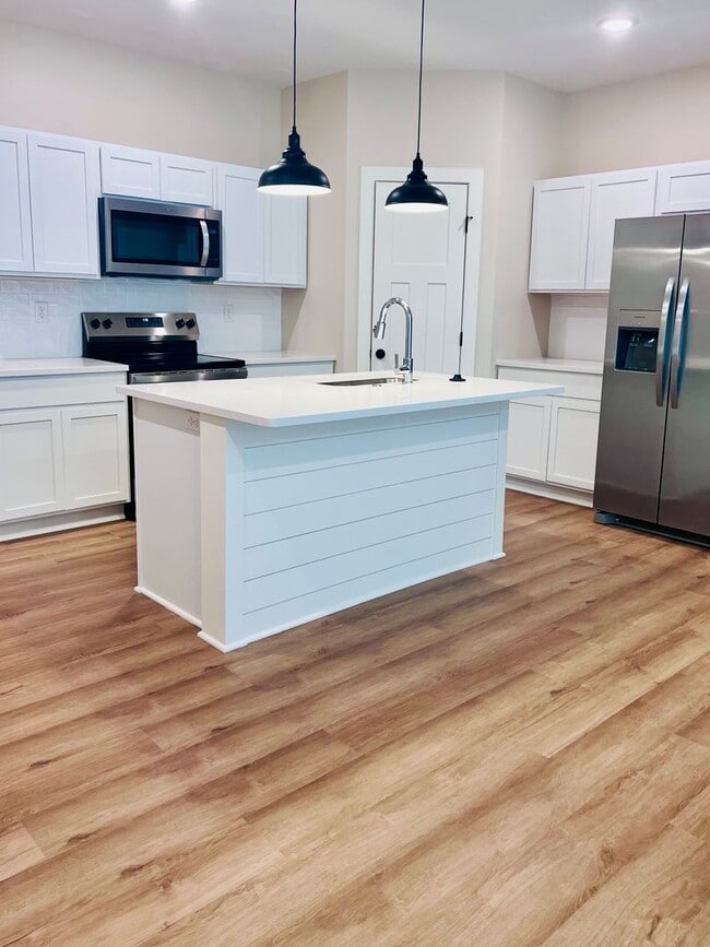 Foto del edificio - Brand New Family-Friendly 3 Bedroom Duplex with Fenced Yard