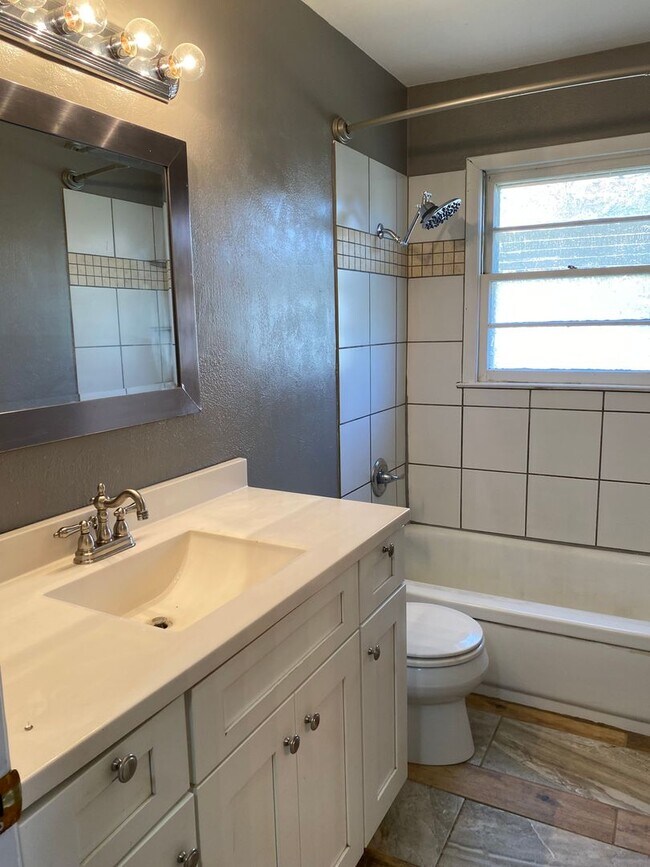 Foto del edificio - 3 Bedroom House in Located in Southern Gates!