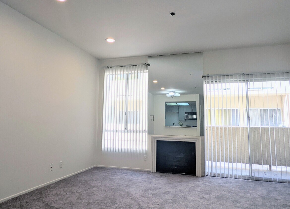 Foto principal - 19350 Sherman Way