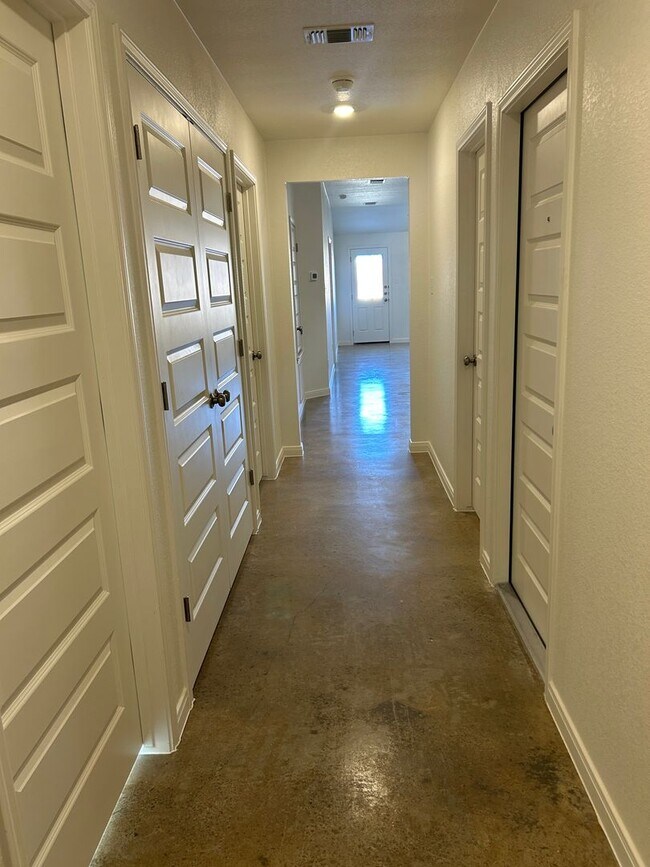 Building Photo - 909 Switchgrass Dr