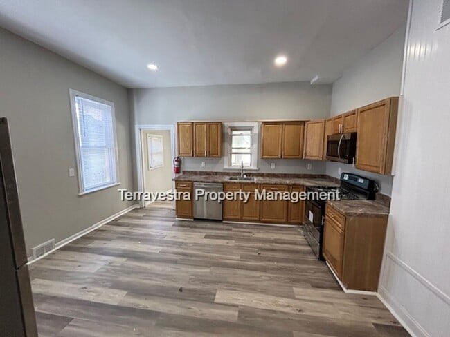 Building Photo - Completely Renovated 3 bed 1.5 bath