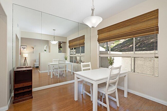Foto del edificio - Carmel Valley 2BD/2.5BA Townhome w/ 2-Car Garage + Community Pool