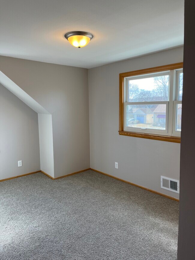 Building Photo - 45 20th Ave N