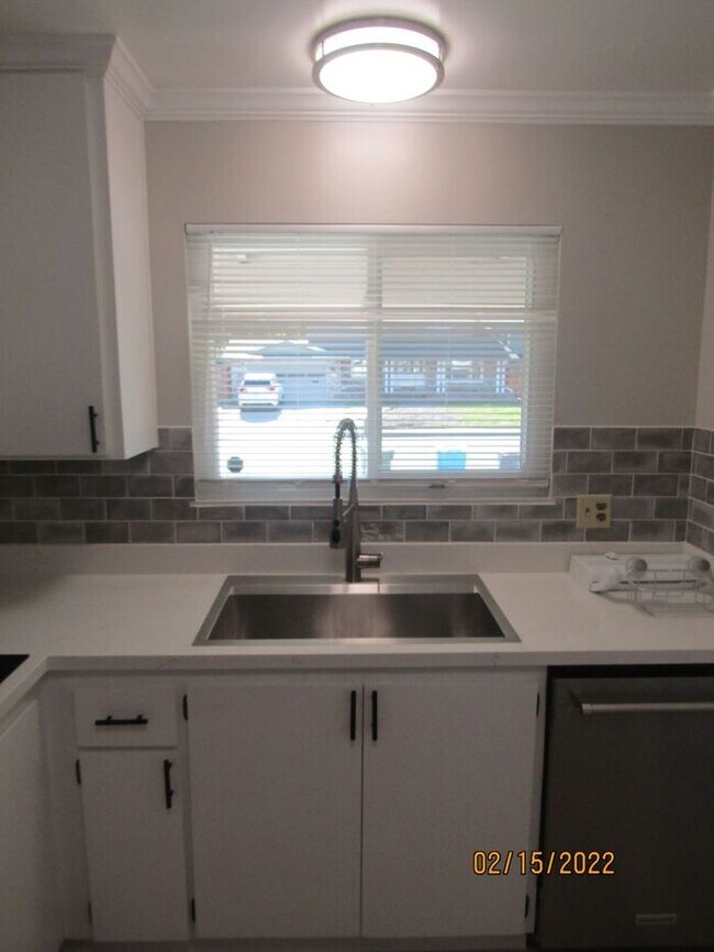 Building Photo - Beautifully remodeled single story home wi...
