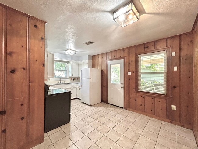 Building Photo - Charming Three Bedroom Home in a Highly De...