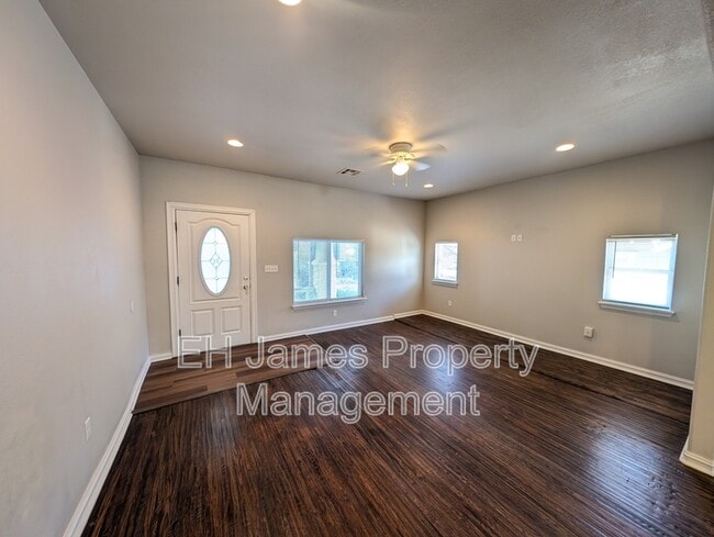 Foto del edificio - 2235 E 10th St