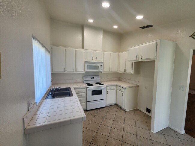 Building Photo - Sunset View! 3 Bedroom 2 Bath Home,
