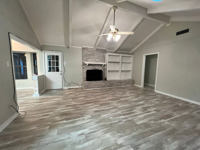Building Photo - 4 BEDROOM GREENACRES BEAUTY!