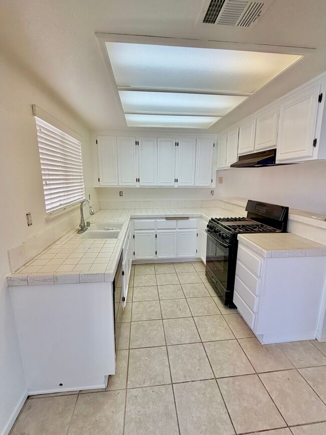 Foto del edificio - Single-Story Home Near March Air Force Base for Rent