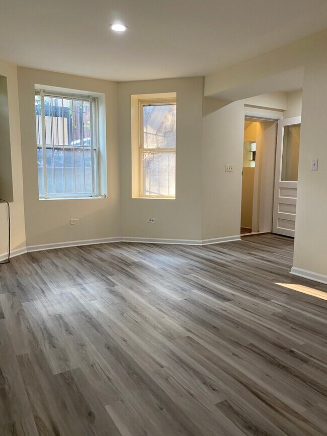 Building Photo - 2315 N Oakley Ave