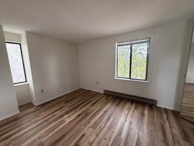 Foto del edificio - 270 Burgundy Hill Ln