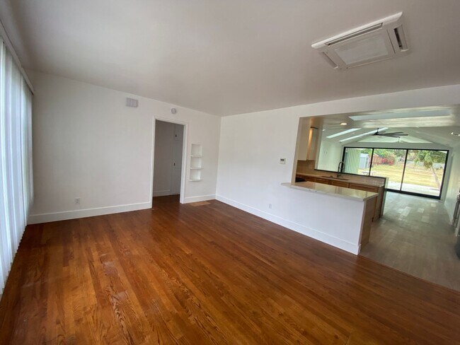 Foto del edificio - 4 Bedroom 3 Bath + Office / 5th Bedroom Ho...