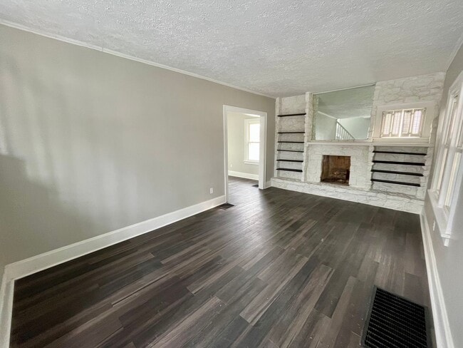 Building Photo - Fully Updated 3 Bedroom Home with 2 Car Garage