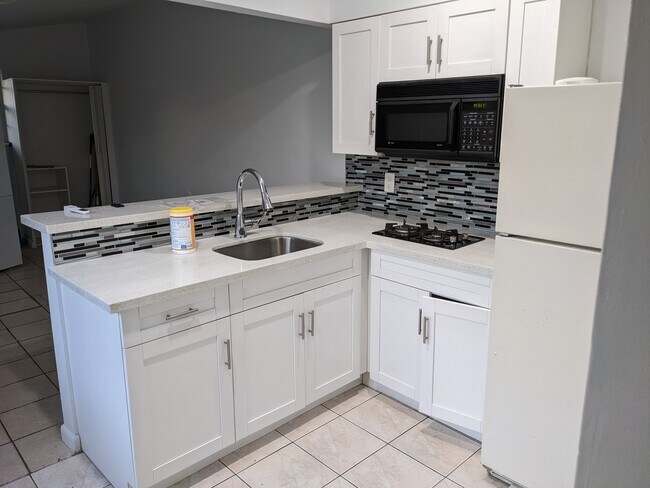 Building Photo - 9850 Haitian Dr