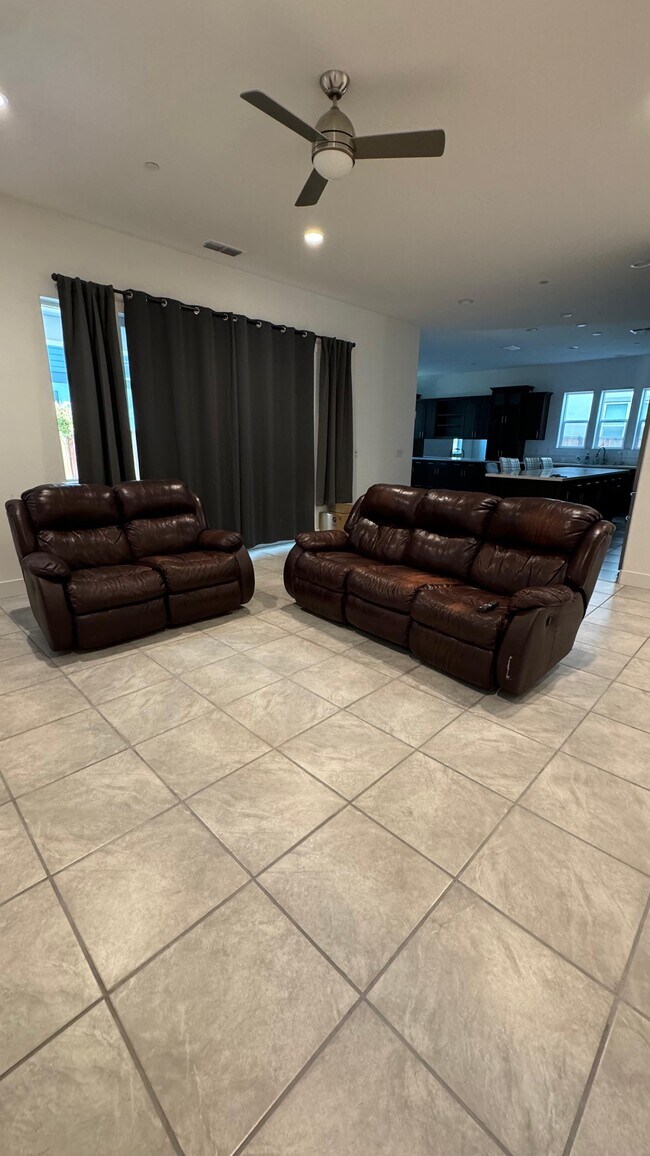 Sala de estar - 2310 Mirth St