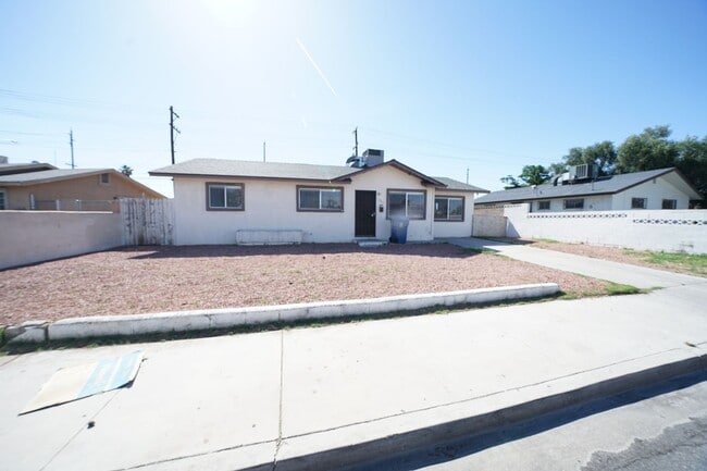 Foto del edificio - SHOWINGS AVAILABLE NOW