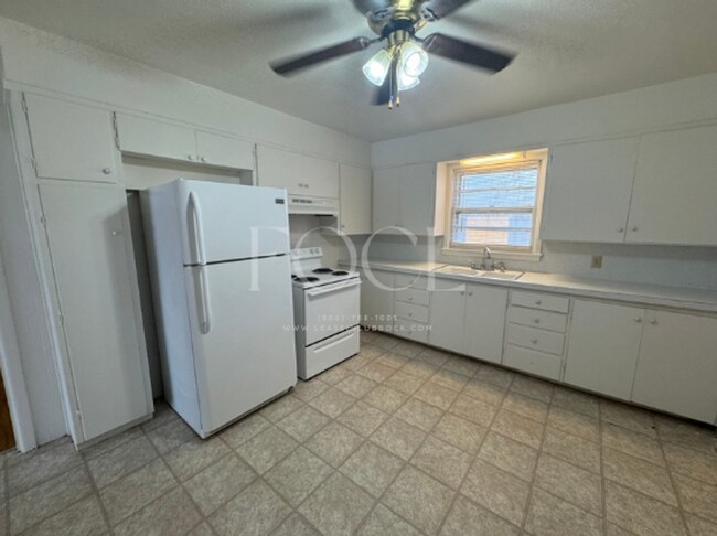 Building Photo - Large 3 bed 1 bath 1 car garage