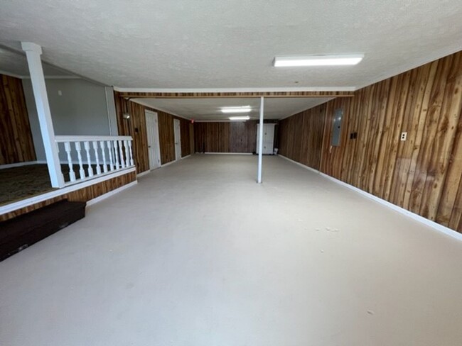 Building Photo - Home & Shop In One