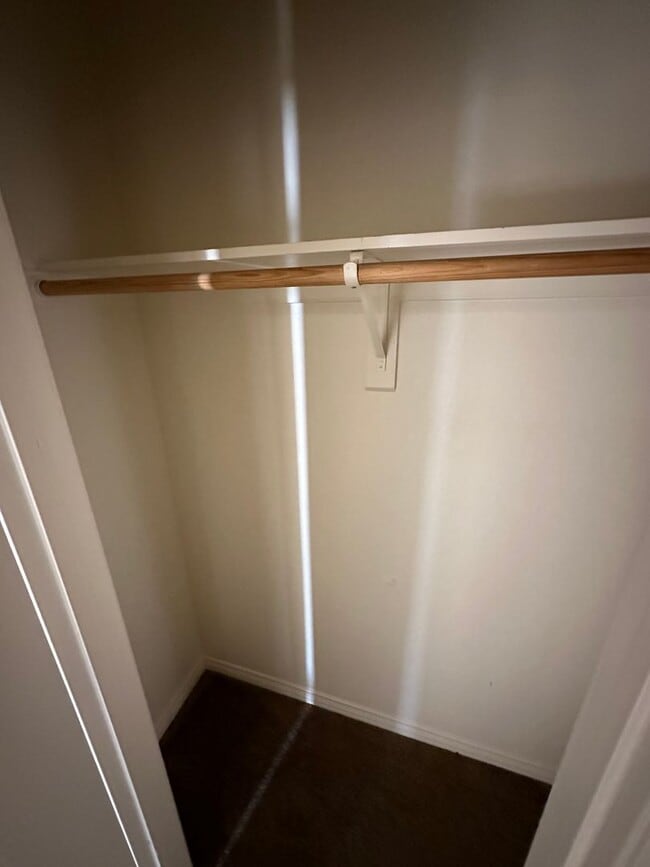 Foto del edificio - Spacious and inviting 4-bedroom, 2-bathroom home in a desirable Bakersfield neighborhood!