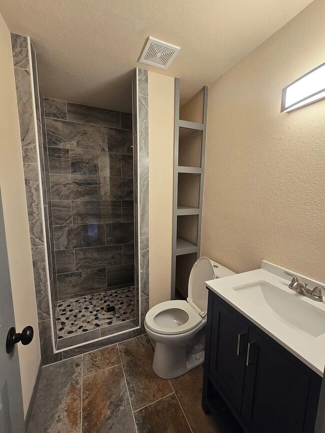 Relaxing Bathroom - 3316 6th St