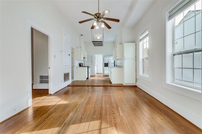 Building Photo - 609 W 35th St