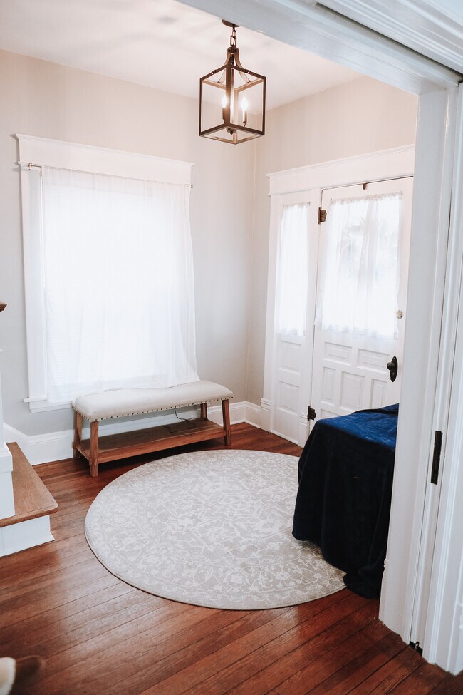 Foyer - 567 Delta Ave