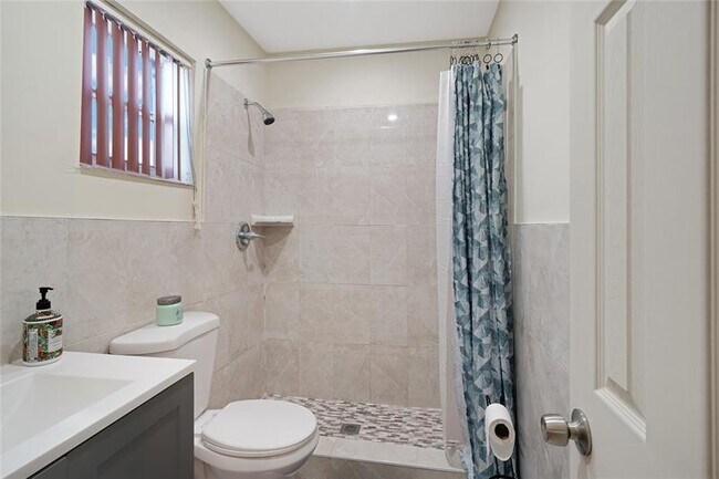 Foto del edificio - 8453 Southampton Dr
