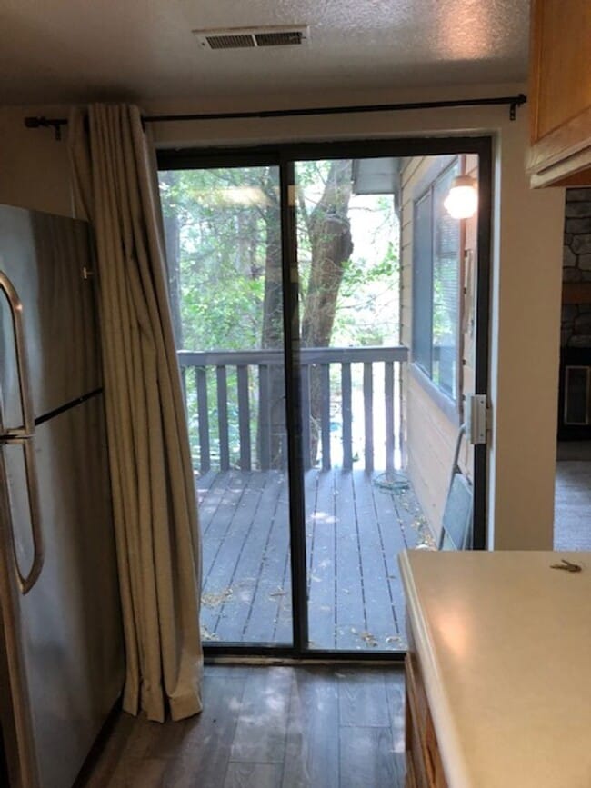 Photo - Spacious 1 bed/1bath/garage w fireplace. Apartment