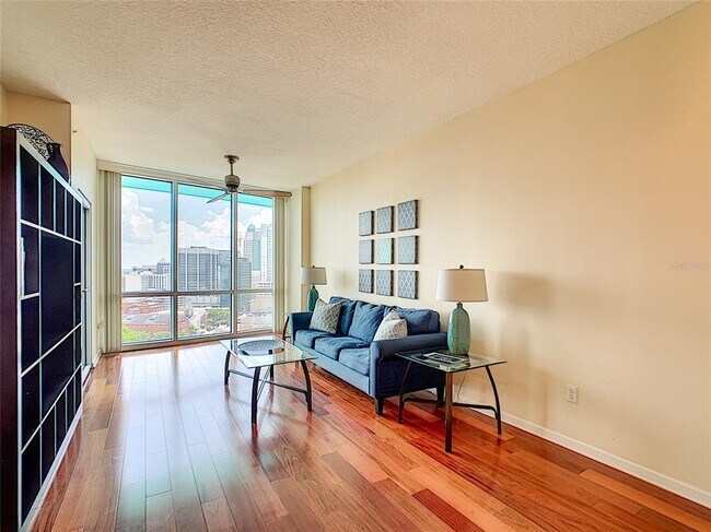Foto del edificio - 322 E Central Blvd